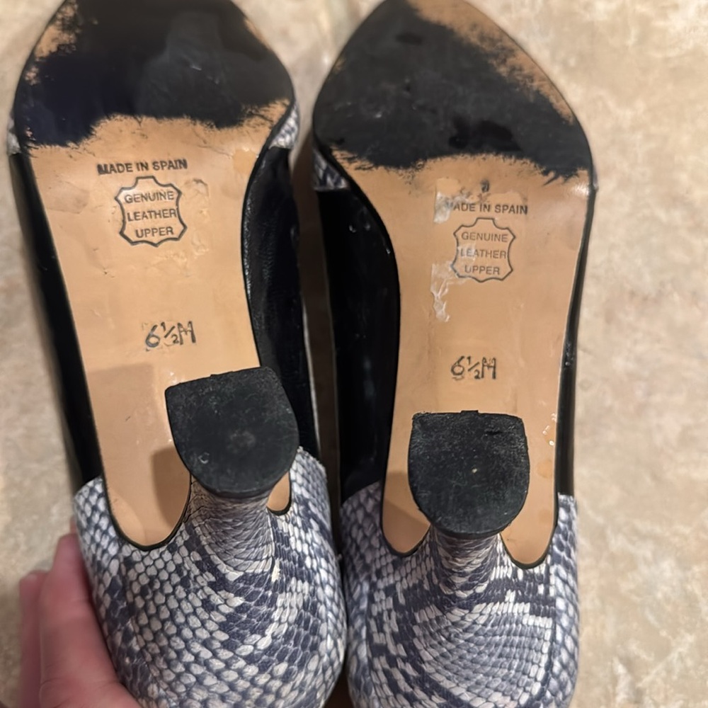 Bundle of Women's Pumps - silver, black peep toe, olive, grey patterned - Picture 10 of 15